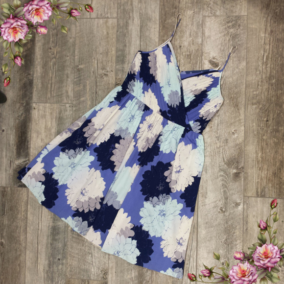 Banana Republic Dresses & Skirts - MAKE AN OFFER ;)Pleated Floral fit and flare Dress